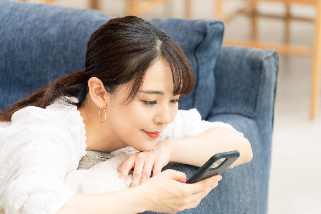 若い女性,スマホ,寝ている