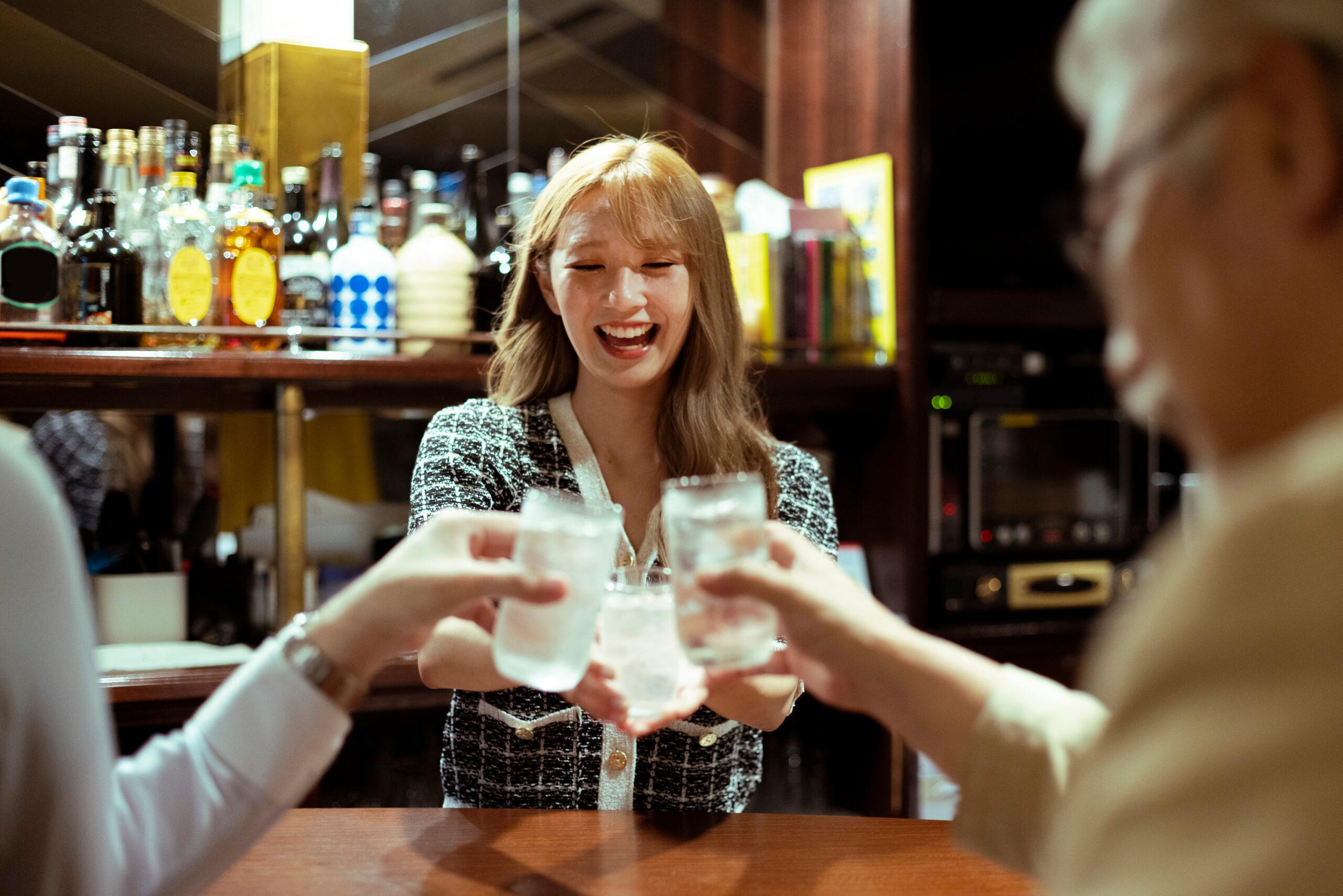 飲み会,女性,金髪